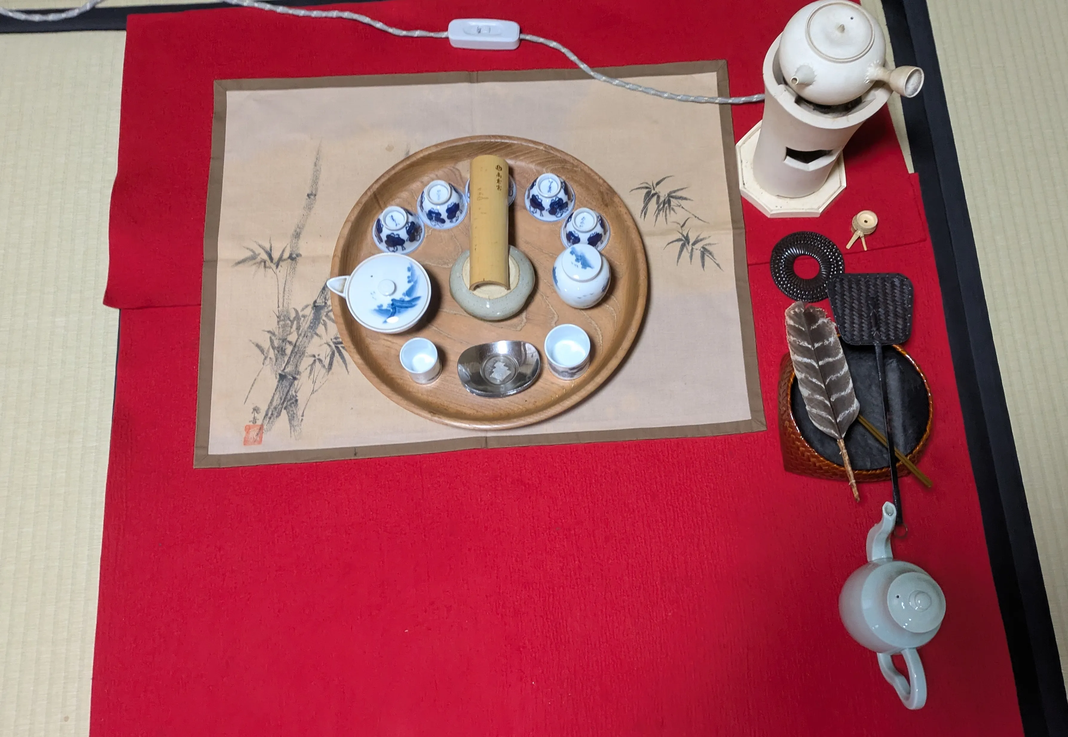 急須から湯呑みにお茶を注ぐ煎茶体験のイメージ