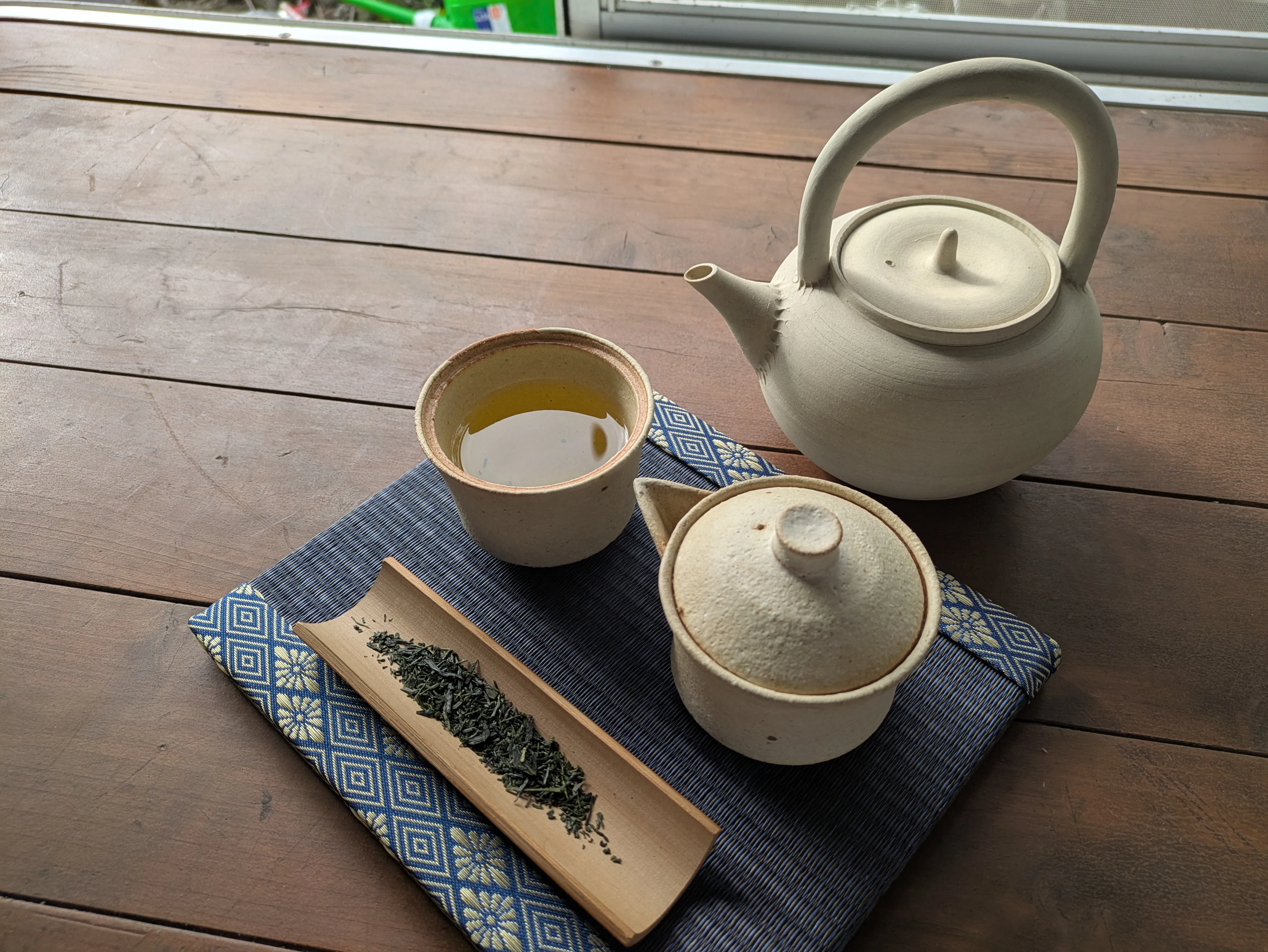 趣のある急須や茶器が並んでいる様子